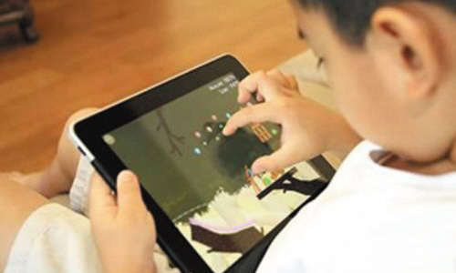 小孩暑假愛玩手機(jī)、iPad